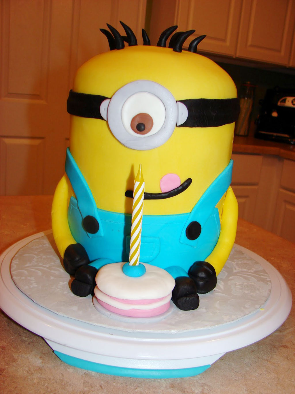 [Image: cute-minion-birthday-cakes.jpg]