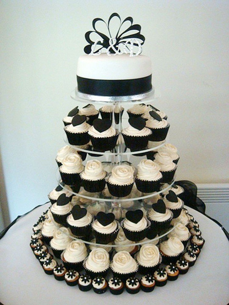 Black And White Wedding Theme Picture in Wedding Cake