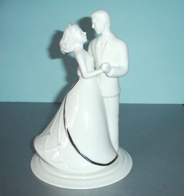 First Wedding Dance Figurine Cake Topper Picture in Wedding Cake