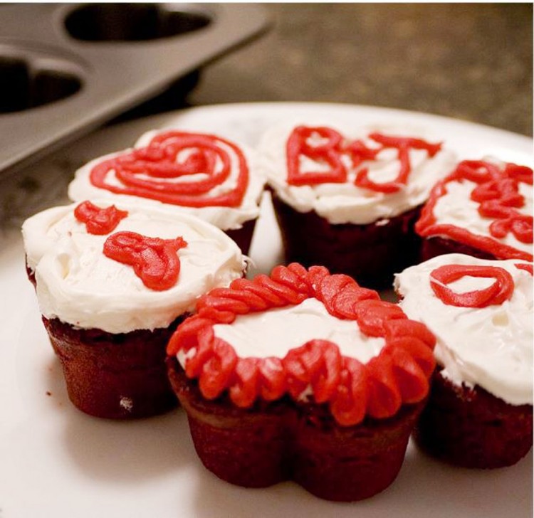 Red Velvet Valentines Day Cupcake Cake Picture in Valentine Cakes