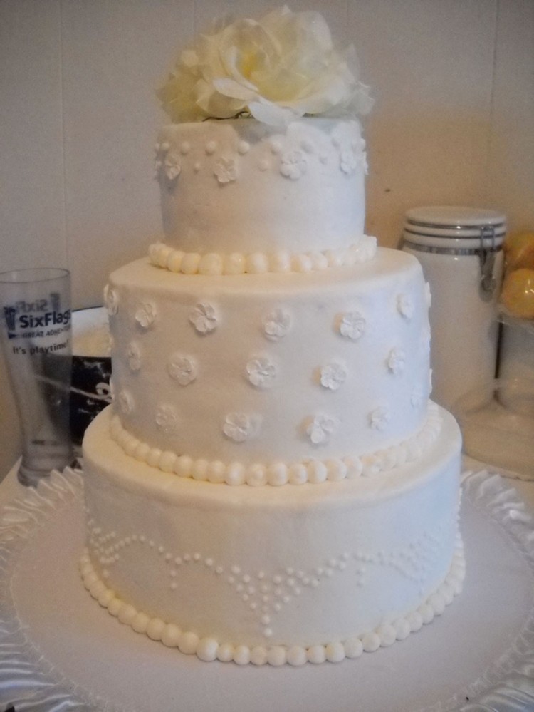 Round Buttercream Wedding Cake Picture in Wedding Cake
