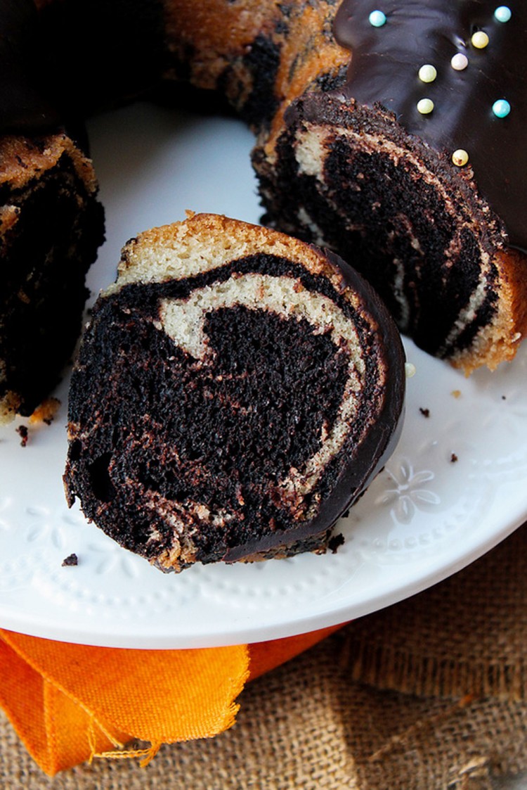 Dark Chocolate Vanila Mable Cake Picture in Chocolate Cake