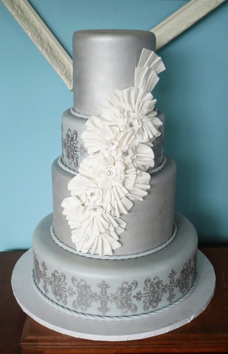 Silver Wedding Cake Picture in Wedding Cake