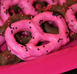 800x1200px Pink Pretzels Picture in Cake Decor