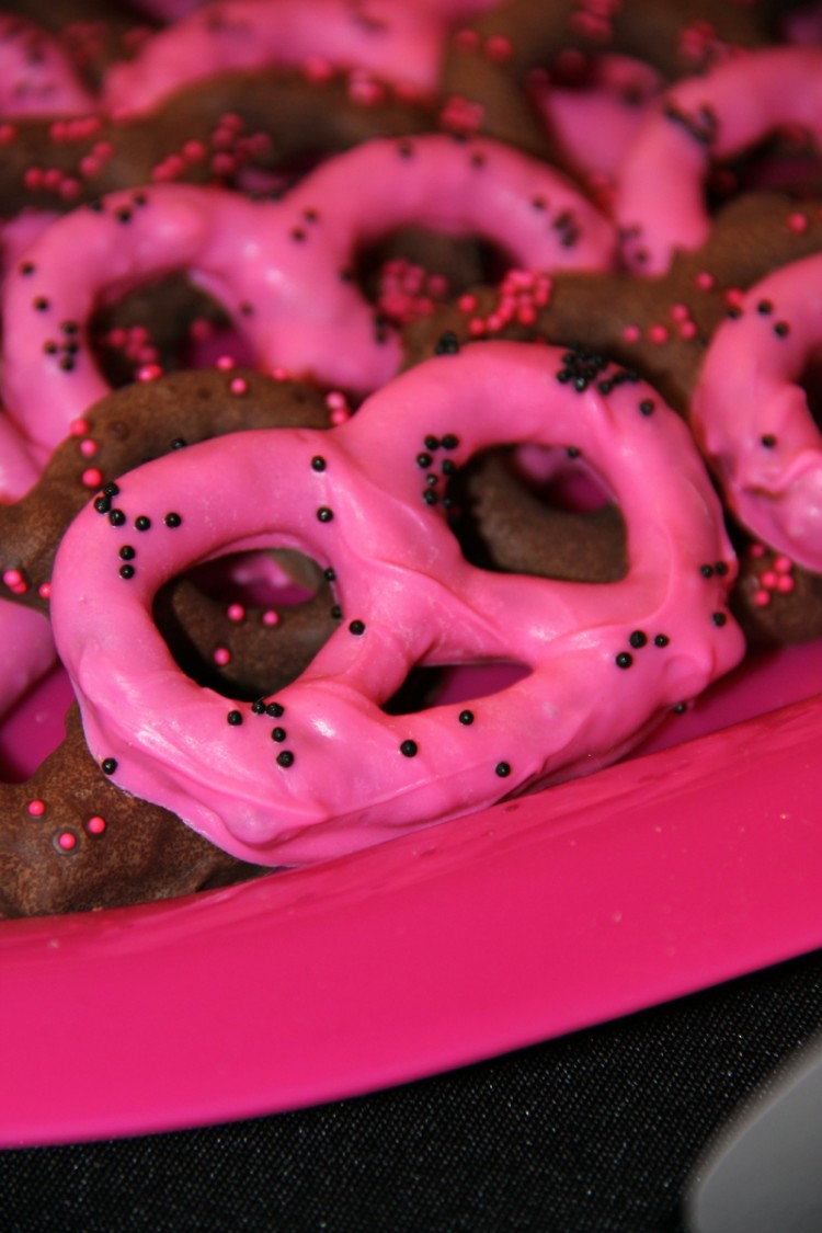 Pink Pretzels Picture in Cake Decor